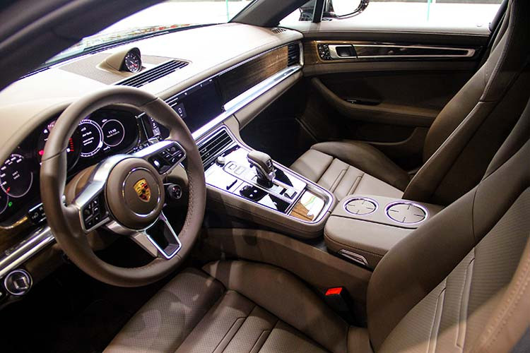 Bên trong nội thất Panamera 4 Sport Turismo được bọc da cao cấp, một số chi tiết ốp gỗ hoặc kim loại chế tác tinh tế hoặc có thể là carbon theo tuỳ chọn của khách hàng. Trung tâm bảng điều khiển vẫn là màn hình cảm ứng kích thước 12,3 inch... Vô-lăng 3 chấu bọc da tích hợp nhiều phím chức năng hỗ trợ người lái, màn hình hiển thị phía sau là đồng hồ Analog đi kèm màn hình điện tử hai bên và hệ thống âm thanh Bose.