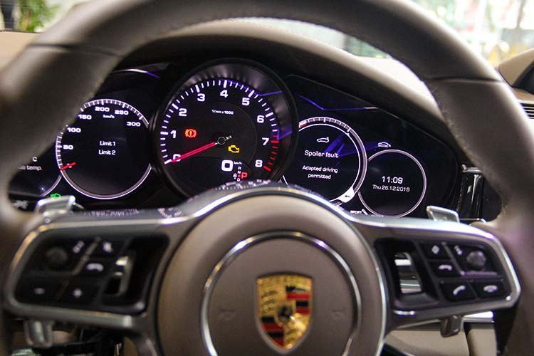 Xe sở hữu cấu hình 4 chỗ ngồi với hàng ghế thứ 2 là 2 ghế ngồi tách biệt nhau. Ở giữa được trang bị một màn hình điều chỉnh điều hoà, lượng gió, .... Ghế ở hàng sau cũng có khả năng chỉnh điện đa hướng, nhớ vị trí. Cửa sổ trời 2 vùng riêng biệt cho khoang trước và khoang sau đều được điều khiển điện.