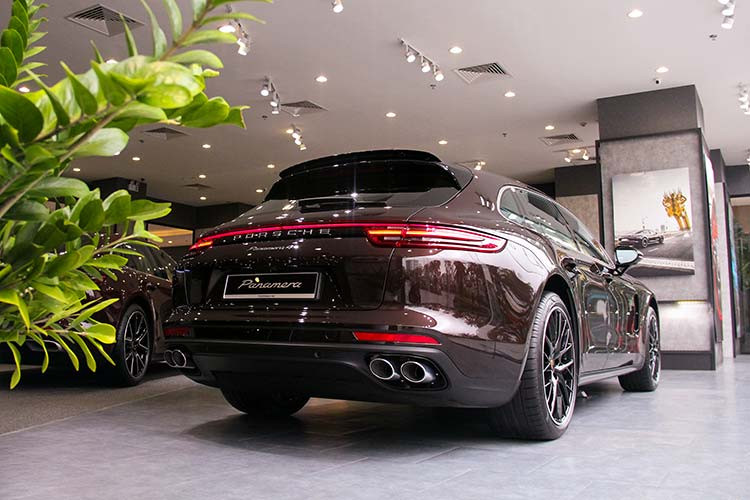 Ngoài ra, với phiên bản GTS, xe sử dụng động cơ V8 4.0L sản sinh công suất tối đa 460 mã lực, mô-men xoắn cực đại 620 Nm. Cuối cùng là bản Turbo dùng động cơ V8 4.0L sản sinh công suất 550 mã lực, mô-men xoắn cực đại 770 Nm, tang tốc từ 0 - 100 km/h mất 3,8 giây (3,6 giây với Gói Sport Chrono).