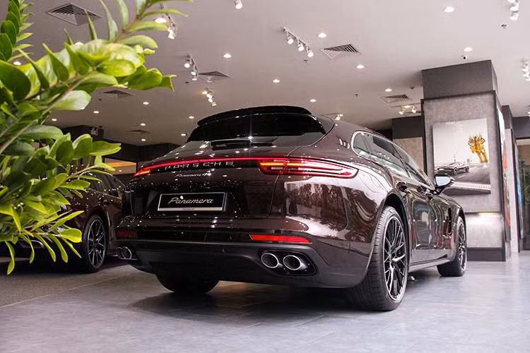 Ngoài ra, với phiên bản GTS, xe sử dụng động cơ V8 4.0L sản sinh công suất tối đa 460 mã lực, mô-men xoắn cực đại 620 Nm. Cuối cùng là bản Turbo dùng động cơ V8 4.0L sản sinh công suất 550 mã lực, mô-men xoắn cực đại 770 Nm, tang tốc từ 0 - 100 km/h mất 3,8 giây (3,6 giây với Gói Sport Chrono).