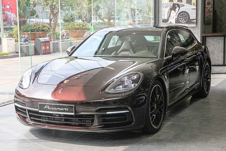 Xe hiện đang được chào bán tại thị trường Việt Nam với 4 phiên bản bao gồm Panamera 4, Panamera 4S, Panamera GTS và Panamera Turbo. Giá xe Porsche Panamera Sport Turismo tiêu chuẩn từ 5,66 đến 11,6 tỷ đồng. Chiếc Panamera 4 Sport Turismo chính hãng tại Hà Nội với nhiều trang bị tuỳ chọn trong bài viết này có mức giá là 6,779 tỷ đồng.