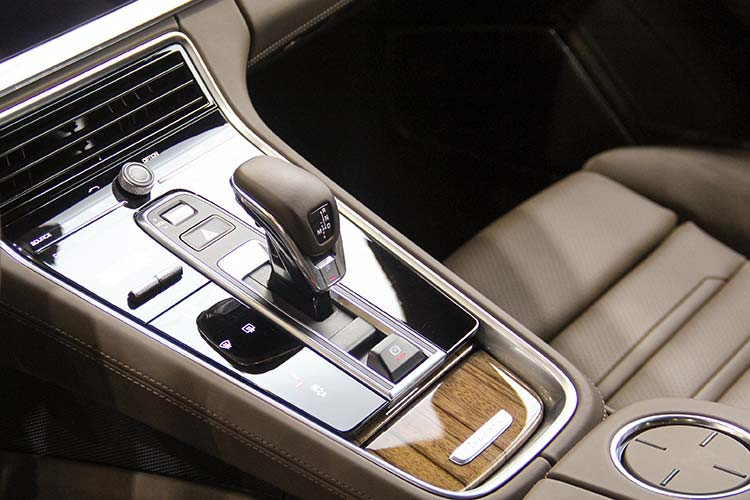 Phiên bản Porsche Panamera 4 Sport Turismo và 4S được trang bị khối động cơ V6 2.9L sản sinh công suất tối đa 330 và 440 mã lực, mô-men xoắn cực đại 450 và 550 Nm. Bản 4S có khả năng tăng tốc từ 0 - 100 km/h trong 4,4 giây (4,2 giây với Gói Sport Chrono), tốc độ tối đa 286 km/h. 