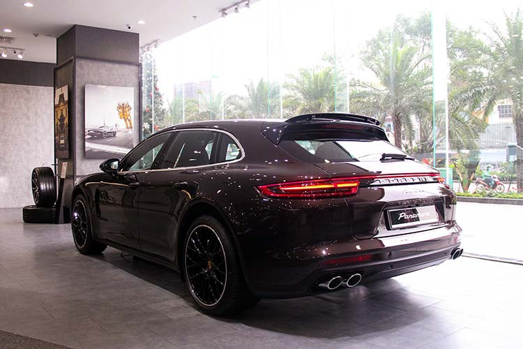 Về kích thước, Porsche Panamera 4 Sport Turismo mới có chiều dài cơ sở 2.950 mm, chiều dài 5.049 mm, chiều rộng 1.937 mm và chiều cao 1.438 mm. Ngoại thất sở hữu lớp sơn màu nâu Magogany ánh kim. Khác biệt chủ yếu của bản Tourismo so với Panamera thường nằm ở thiết kế đuôi xe theo kiểu Wagon, cao hơn, cho thể tích khoang hành lý nhiều hơn 1 chút so với nguyên bản. Đồng thời trần xe cũng cao hơn 5mm.