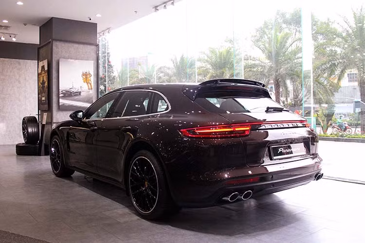 Về kích thước, Porsche Panamera 4 Sport Turismo mới có chiều dài cơ sở 2.950 mm, chiều dài 5.049 mm, chiều rộng 1.937 mm và chiều cao 1.438 mm. Ngoại thất sở hữu lớp sơn màu nâu Magogany ánh kim. Khác biệt chủ yếu của bản Tourismo so với Panamera thường nằm ở thiết kế đuôi xe theo kiểu Wagon, cao hơn, cho thể tích khoang hành lý nhiều hơn 1 chút so với nguyên bản. Đồng thời trần xe cũng cao hơn 5mm.