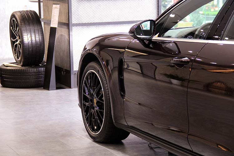 Một khác biệt nữa của Porsche Panamera 4 Sport Turismo so với bản tiêu chuẩn nằm ở thiết kế đuôi xe theo dạng wagon để mở rộng không gian khoang lái, giảm đôi chút sự sang trọng so với bản sedan. Ngoài ra, xe còn sở hữu bộ mâm 21 inch Panamera SportDesign với giá 271 triệu đồng.