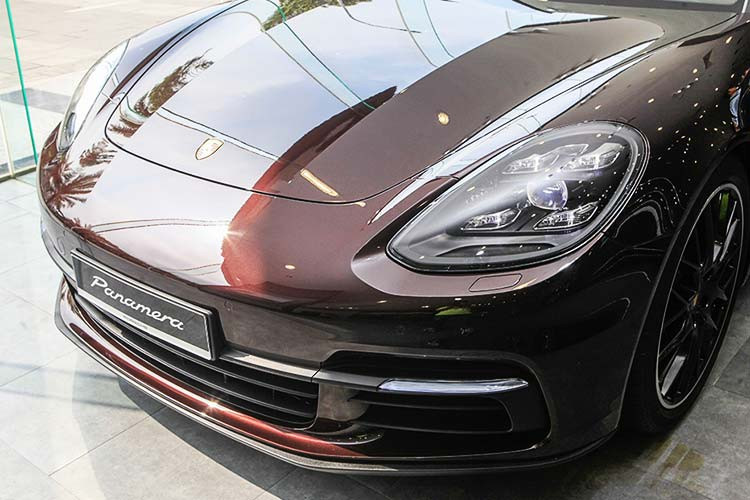 Ngoài khác biệt ở phần đuôi xe so với các phiên bản khác, những chi tiết còn lại ở ngoại thất của Panamera 4 Sport Turismo vẫn được giữ nguyên như phiên bản thường. Xe vẫn được trang bị hệ thống đèn pha dạng LED, tuy nhiên đã được tích hợp thêm tuỳ chọn đèn pha LED chiếu theo góc lái có giá lên đến 117,6 triệu đồng.