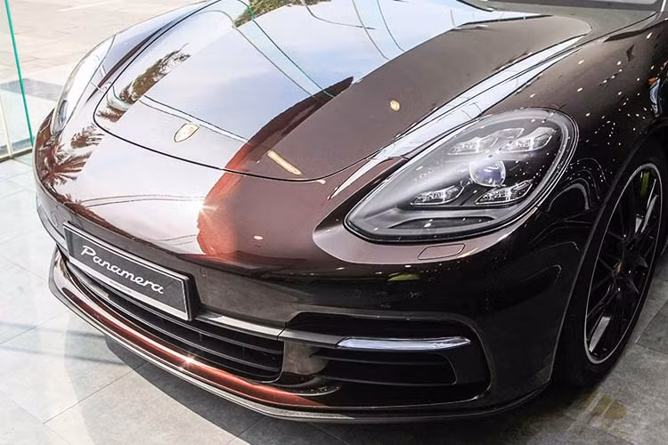 Ngoài khác biệt ở phần đuôi xe so với các phiên bản khác, những chi tiết còn lại ở ngoại thất của Panamera 4 Sport Turismo vẫn được giữ nguyên như phiên bản thường. Xe vẫn được trang bị hệ thống đèn pha dạng LED, tuy nhiên đã được tích hợp thêm tuỳ chọn đèn pha LED chiếu theo góc lái có giá lên đến 117,6 triệu đồng.
