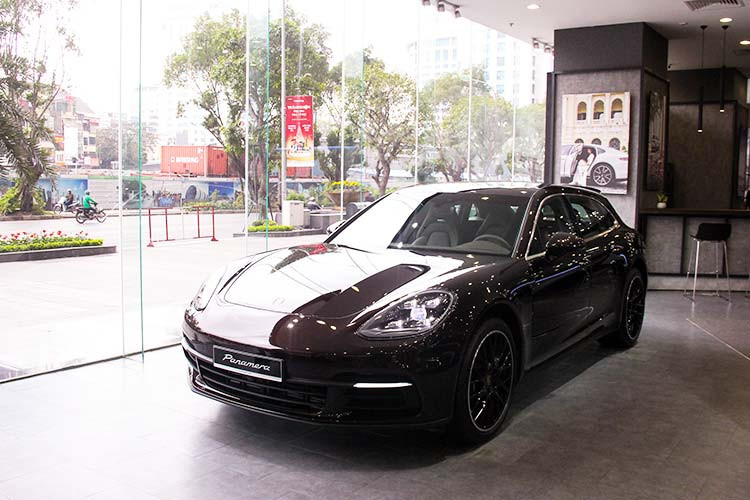 Mẫu xe sang Porsche Panamera Sport Turismo mới vừa được đưa về Việt Nam với tổng cộng 4 phiên bản gồm; Panamera 4 Sport Turismo, Panamera 4S Sport Turismo, Panamera GTS Sport Turismo và Panamera Turbo Sport Turismo. Xe mang đặc trưng riêng với tỉ lệ thiết kế đầy tính năng động, phản ánh những tinh túy về mặt thiết kế của Porsche.
