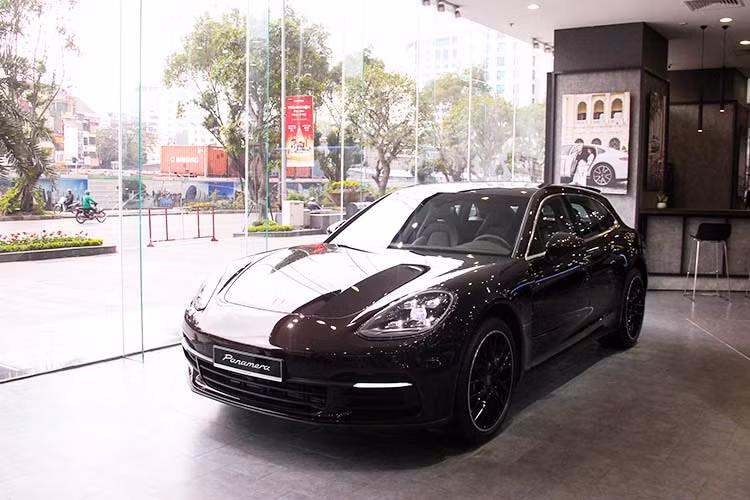 Mẫu xe sang Porsche Panamera Sport Turismo mới vừa được đưa về Việt Nam với tổng cộng 4 phiên bản gồm; Panamera 4 Sport Turismo, Panamera 4S Sport Turismo, Panamera GTS Sport Turismo và Panamera Turbo Sport Turismo. Xe mang đặc trưng riêng với tỉ lệ thiết kế đầy tính năng động, phản ánh những tinh túy về mặt thiết kế của Porsche.