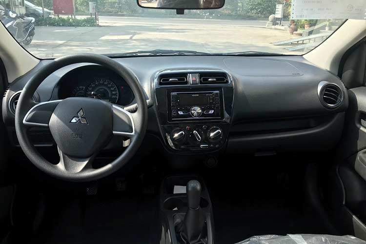 Mitsubishi Mirage ở phiên bản tiêu chuẩn sử dụng động cơ 1.2L 3 xy-lanh, sản sinh công suất 78 mã lực tại vòng tua 6.000vòng/phút và mô-men xoắn 100 Nm tại 4000 vòng/phút. Khối động cơ này đi kèm hộp số sàn 5 cấp. 