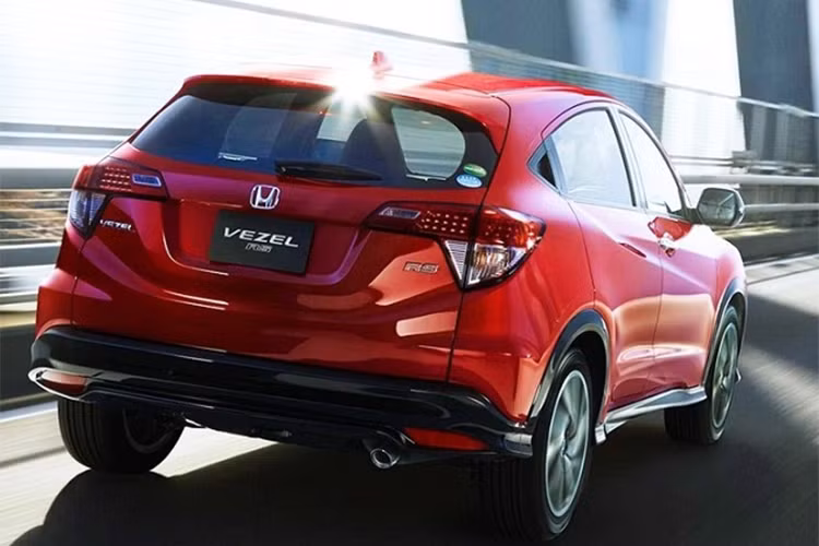 Xe sở hữu cản sau màu đen lớn, sự thay đổi dễ nhận ra nhất là tay nắm mở cửa sau nằm trên hốc biển số được mạ chrome. Kích thước tổng thể của xe vẫn không thay đổi so với trước, bao gồm chiều dài tổng thể 4000 mm, rộng 1734 mm, cao 1574 mm và có trục cơ sở dài 2555 mm.