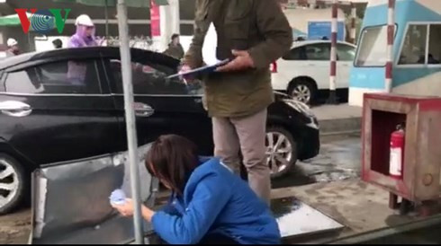 Ngày Chủ nhật (04/2/2018) khi xe ô tô lưu thông qua trạm thu giá Pháp Vân, nhân viên viên cuống vé phát cho lái xe, trên biển chạy chữ "đoàn xe miễn phí", nhưng cuối tuyến vẫn thu phí bình thường.