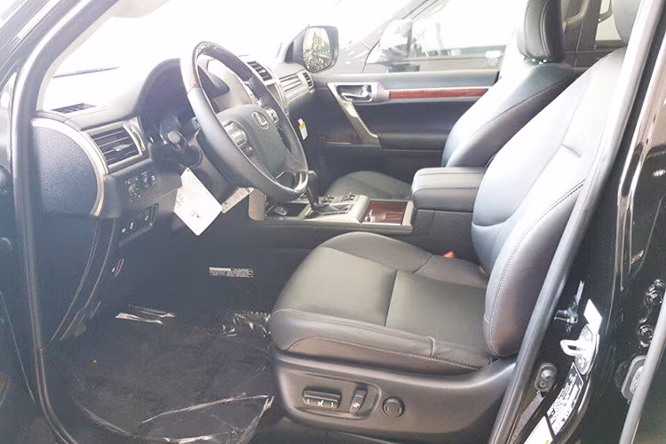 Tại thị trường Việt Nam, chiếc xe việt dã này được trang bị hệ thống hỗ trợ ra vào xe tự động gồm chìa khóa thông minh, vô-lăng và ghế tự động mở rộng, chiều cao xe được tự động giảm xuống khi tắt máy, đèn bậc cửa chiếu sáng ban đêm giúp hành khách ra vào xe dễ dàng. Hệ thống khởi động bằng nút bấm và khóa/mở cửa thông minh...