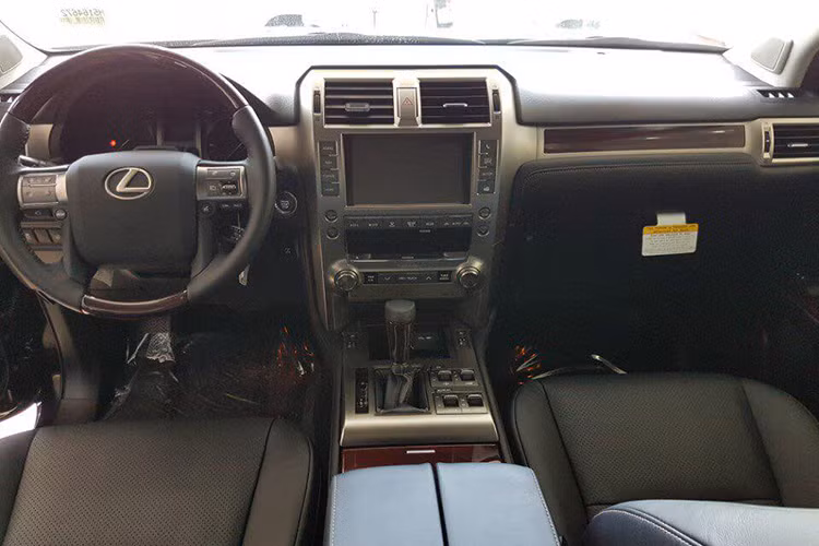 Khoang nội thất thiết kế thoáng đãng với chất liệu da và gỗ cao cấp. Khoảng cách giữa các hàng ghế rộng rãi cho phép hành khách ngồi ở nhiều tư thế, đây chính là một điểm cộng đối với những chủ nhân muốn được trải nghiệm trên những hành trình dài. Cả hai ghế trước đều nâng đỡ người ngồi tuyệt đối nhờ bộ điều chỉnh điện và tính năng bơm hơi tựa lưng.