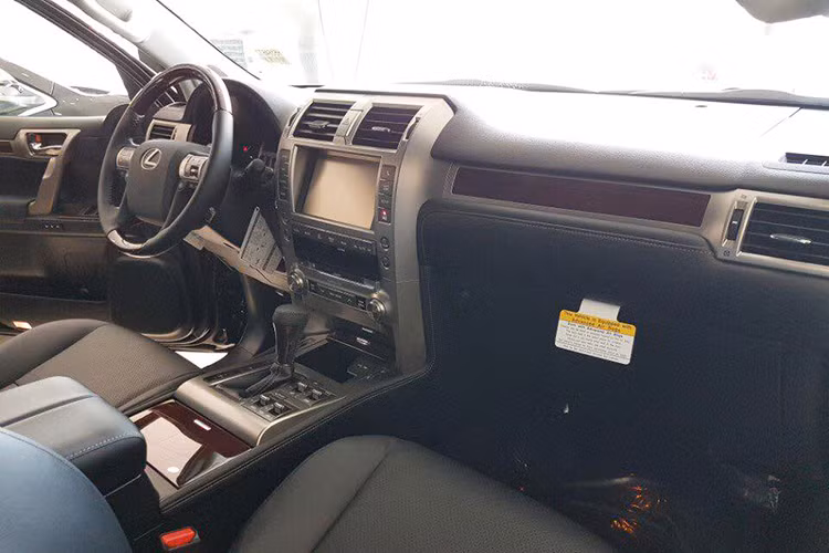 Vô-lăng được ốp gỗ gụ Mahogani và bọc da Semi aniline với đường khâu tay tinh xảo. Hệ thống âm thanh 9 loa cao cấp cùng màn hình cảm ứng hiển thị đa chức năng EMV 8 inch, 2 khe cắm USB và iPod... 2 ổ cắm điện ở bảng điều khiển trung tâm và mặt bên của khoang hành lý, tấm ngăn khoang hành lí có thể dễ dàng mở và gập bằng tay, hộp làm mát đặt ở vị trí tựa tay trung tâm phía trước giữ lạnh cho đồ uống.