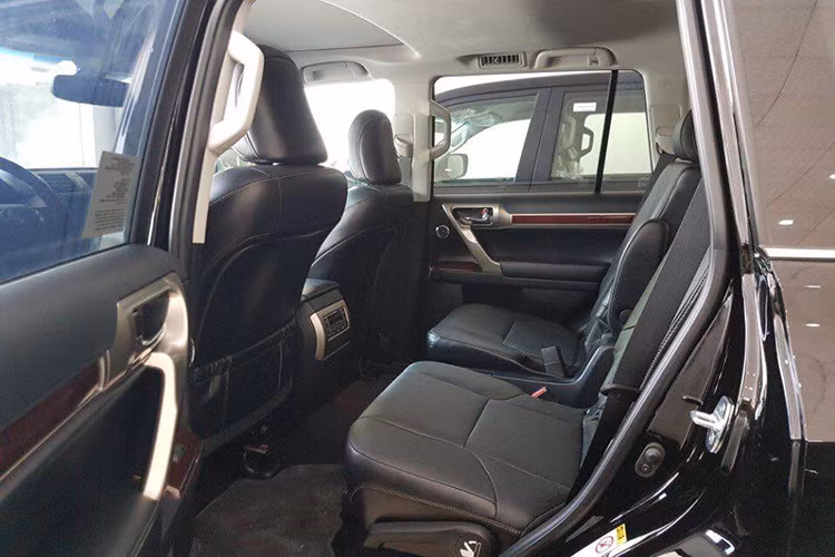 Các trang bị an toàn gồm; chống bó cứng phanh (ABS), phân bổ phanh điện tử (EBD), hỗ trợ lực phanh khẩn cấp (BA), đèn báo hiệu phanh khẩn cấp (EBS), kiểm soát tốc độ biến thiên (VFC), kiểm soát khả năng bám đường (TRC), kiểm soát ổn định thân xe (VSC), kiểm soát rung lắc khi kéo rơ-mooc, 10 túi khí SRS và tựa đầu chủ động (WIL)...