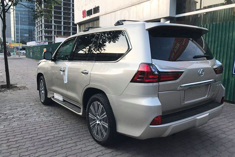 Lexus LX570 phiên bản Mỹ sở hữu một số khác biệt so với những thị trường khác. Ngoài yêu cầu phải đạt đầy đủ các tiêu chuẩn của thị trường này, xe còn sở hữu động cơ mạnh hơn. Ngoài ra, phiên bản Mỹ còn có những trang bị cao cấp mà một số mẫu xe được phân phối chính hãng tại Việt Nam không trang bị.