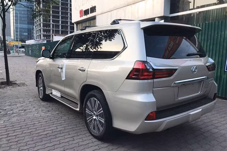 Lexus LX570 phiên bản Mỹ sở hữu một số khác biệt so với những thị trường khác. Ngoài yêu cầu phải đạt đầy đủ các tiêu chuẩn của thị trường này, xe còn sở hữu động cơ mạnh hơn. Ngoài ra, phiên bản Mỹ còn có những trang bị cao cấp mà một số mẫu xe được phân phối chính hãng tại Việt Nam không trang bị.