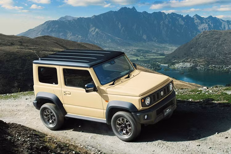 Chỉ cách đây 1 tháng, hãng xe Suzuki đã khẳng định sẽ bán xe Jimny tại Thái Lan, nhưng chưa tiết lộ là xe được nhập từ Nhật Bản hay Indonesia. Và giờ đây, thông tin đã được xác nhận. Phiên bản sẽ được sản xuất tại Indonesia mang tên nhưng sẽ mang cái tên khác là “Sierra”.