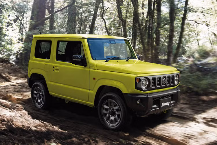 Các chi tiết nổi bật khác của xe như gương chiếu hậu xe được sơn màu đen, tay nắm cửa bằng kim loại sáng... Jimny 2018 vẫn giữ được kiểu dáng ba cửa, tuy nhiên, nhiều nguồn tin đồn đoán rằng một phiên bản 5 cửa lớn hơn cũng sẽ được ra mắt sau đó vfa rất có thể cũng sẽ được lắp ráp tại Indonesia.