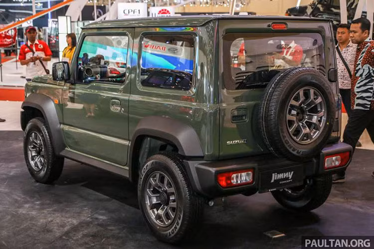 Suzuki Jimny là cái tên khá nổi tiếng trong làng xe off-road, với hệ dẫn động 4 bánh nổi tiếng là cho xe tính năng vận hành vượt địa hình xuất sắc hơn những gì người ta thường mặc định cho một mẫu xe ôtô cỡ nhỏ.