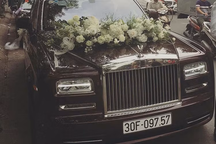 Đơn vị phân phối chính hãng các mẫu xe Rolls-Royce tại Việt Nam không công bố giá bán cụ thể của chiếc Phantom EWB trong bài viết này. Tuy nhiên, theo tìm hiểu, giá bán của xe không dưới 50 tỷ đồng thời điểm hiện tại. Một chiếc Rolls-Royce Ghost Series II hiện cũng đã có giá khoảng 40 tỷ đồng.