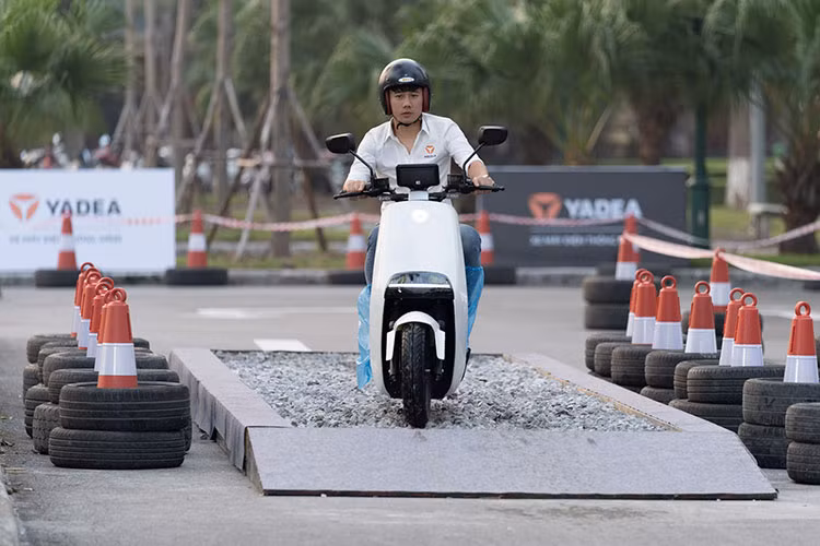 Bên cạnh Yadea G5, hãng cũng giới thiệu tới khách hàng Việt 2 mẫu xe điện khác là ULike và E3 hướng đến phân khúc học sinh, sinh viên. Yadea là thương hiệu xe máy điện hai bánh hàng đầu thế giới. Hiện nay các sản phẩm của YADEA đã có mặt tại 77 quốc gia trên toàn cầu, bao gồm những thị trường: Mỹ, Nhât Bản, châu Âu và nhiều quốc gia khác.