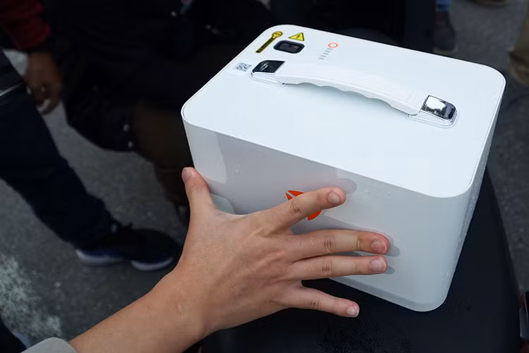 Động cơ xe sử dụng là loại một chiều không chổi than GTR 4.0 công suất 1.200w, đạt tiêu chuẩn chống nước IPx7 (nước ngập sâu 1 mét trong 30 phút vẫn hoạt động ổn định). Động cơ kết hợp với bộ điều khiển của YADEA có sẵn 2 chế độ ECO (tiết kiệm) và POWER (mạnh mẽ), cho tốc độ tối đa ở từng chế độ lần lượt là 38 và 52 km/h.