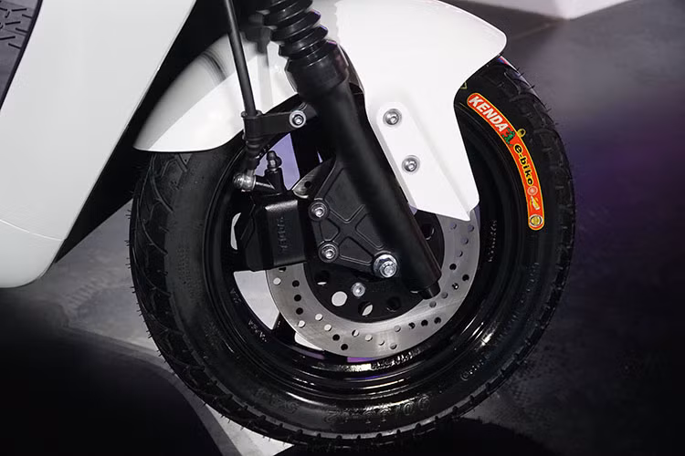 Bên cạnh đó, YADEA G4 có vỏ nhựa ABS cao cấp, độ dày gấp đôi so với tiêu chuẩn nhằm đảm bảo độ bền, chống va đập tốt hơn, áp dụng quy trình sơn PU800 với 9 giai đoạn mài phun từ hãng Beckers (Thụy Điển).