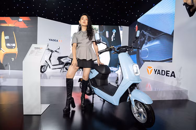 Nói về công nghệ, xe máy điện Yadea G5 mới tại Việt Nam sở hữu các tính năng thông minh hỗ trợ người dùng dễ dàng vận hành, di chuyển thông qua ứng dụng YADEA Travel trên smartphone. Ứng dụng này có thể giúp người dùng quản lý xe dễ dàng, thậm chí là mở/ khóa xe, tìm xe mà không cần dùng đến chìa khóa thông thường.