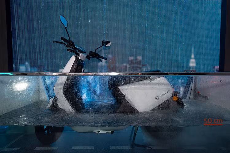 Bên cạnh đó, YADEA G5 còn được trang bị eSIM để kết nối xe với điện thoại thông minh, cùng cảm biến trên các bộ phận của xe,... nó có thể quét để biết được tình trạng của xe đang ổn định hay cần bảo trì. Và khách hàng cũng có thể thông qua ứng dụng để biết được trạm sửa xe YADEA gần nhất.