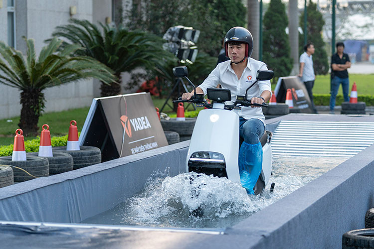  Giá xe máy điện Yadea đã chính thức được công bố và bán ra từ ngày 21/11 với ba mẫu xe mới nhất tại thị trường Việt Nam. Cụ thể Yadea E3 với giá bán 15,9 triệu đồng; Yadea Ulike có giá niêm yết 18,9 triệu đồng và Yadea G5 cao cấp nhất với giá bán 39,9 triệu đồng.