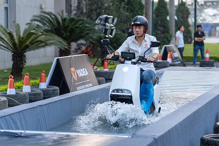  Giá xe máy điện Yadea đã chính thức được công bố và bán ra từ ngày 21/11 với ba mẫu xe mới nhất tại thị trường Việt Nam. Cụ thể Yadea E3 với giá bán 15,9 triệu đồng; Yadea Ulike có giá niêm yết 18,9 triệu đồng và Yadea G5 cao cấp nhất với giá bán 39,9 triệu đồng.