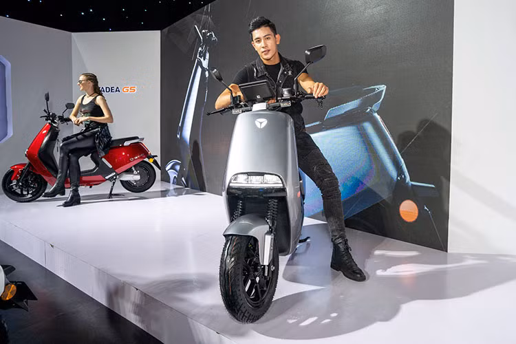 Mới đây, Yadea đã chính thức giới thiệu tới thị trường Việt dòng xe máy điện Yadea thông minh G5. Mẫu xe được định hình ở phân khúc xe máy điện cao cấp, là kết quả của sự hợp tác với KISKA (công ty thiết kế hàng đầu thế giới hiện đang hợp tác với Audi, KTM,…), hướng tới nhóm khách hàng trẻ yêu thích công nghệ, sự đối mới, đặc biệt là giới văn phòng di chuyển trong các thành phố.