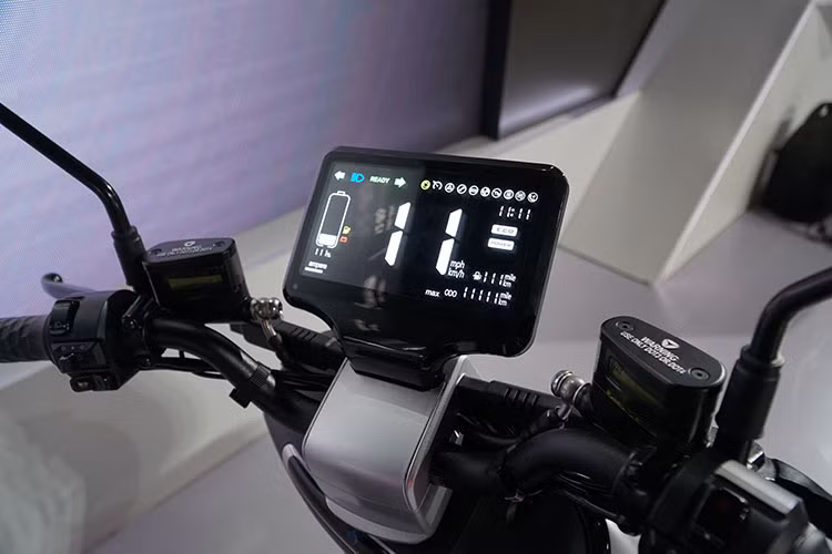 Về ngoại hình, Yadea G5 mới còn hướng tới phong cách thiết kế tối giản, tối ưu kích thước. Đầu xe nổi bật với màn hình LCD cỡ lớn 7 inch độ phân giải cao, tích hợp sẵn cảm biến để tự động điều chỉnh mức độ sáng phù hợp với trời nắng hay ban đêm. Toàn bộ hệ thống đèn trên xe sử dụng loại LED, tuổi thọ cao, cho hiệu suất chiếu sáng cao hơn 90% so với dạng đèn truyền thống.