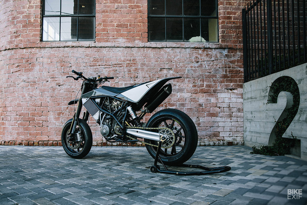 Giờ đây, dù là đường đất hiểm trở hay đô thị đông đúc, mẫu độ vẫn rất linh hoạt và nhanh chóng đáp ứng. Với khối động cơ LC8 1.000 cc, người lái có thể thay đổi cảm giác khi chạy nó ở trường đua vào cuối tuần.