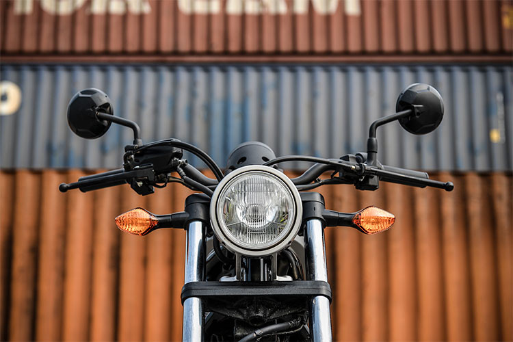 Chiều dài cơ sở của xe 1.490 mm, khoảng sáng gầm ở mức 149 mm và trọng lượng 170 kg. Về tổng thể, dù là xe phân khối lớn nhưng Rebel 300 tạo sự gần gũi bởi sự thon gọn, tròn trịa theo phong cách cổ điển. Ở phía trước, chiếc xe vẫn sử dụng đèn pha chóa tròn truyền thống, kết hợp với các đèn xi-nhan "hột vịt" nằm đối xứng 2 bên.