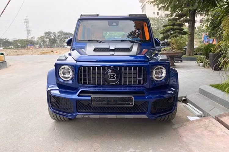 Mới đây, một người chuyên nhập các dòng siêu xe và SUV siêu sang về Việt Nam đã tiết lộ siêu phẩm SUV hạng sang Mercedes-AMG G63 độ Brabus 800 Widestar thứ hai "hàng hiếm" tại Việt Nam đã được bàn giao cho một khách hàng đến từ Hải Phòng.