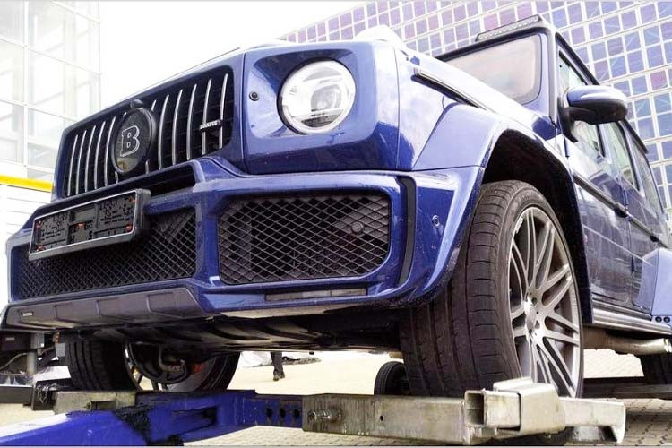 Logo ngôi sao ba cánh đặc trưng của Mercedes được thay thế bằng logo chữ B lớn của Brabus. Bên cạnh đó, Brabus 800 còn được trang bị bộ la-zăng sơn đen đa chấu kép kích thước 23 inch, hệ thống ống xả bằng thép không gỉ. Đuôi xe được trang bị bánh dự phòng gắn logo Brabus, cánh gió cỡ lớn làm từ carbon gắn trên nóc.