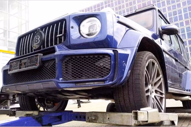 Logo ngôi sao ba cánh đặc trưng của Mercedes được thay thế bằng logo chữ B lớn của Brabus. Bên cạnh đó, Brabus 800 còn được trang bị bộ la-zăng sơn đen đa chấu kép kích thước 23 inch, hệ thống ống xả bằng thép không gỉ. Đuôi xe được trang bị bánh dự phòng gắn logo Brabus, cánh gió cỡ lớn làm từ carbon gắn trên nóc.