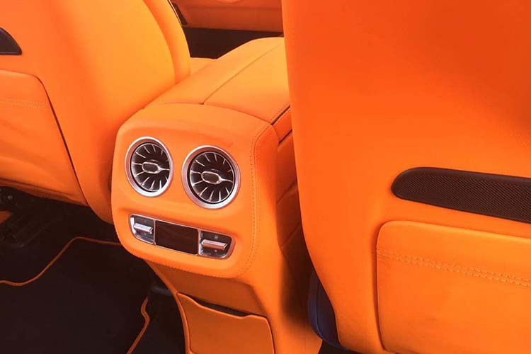 Hệ thống điều hòa tự động ba vùng, cửa sổ trời, hệ thống định vị cao cấp Comand Online, hệ thống âm thanh và hệ thống camera 360 độ. Đặc biệt, khối động cơ V8, 4.0L, tăng áp kép trên Brabus 800 đã được hiệu chỉnh cho sức mạnh lên đến 789 mã lực, mô men xoắn lên tới 1.000 Nm. 