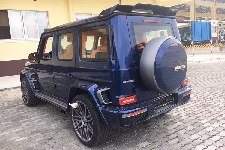 Số lượng mẫu xe Mercedes-AMG G63 đời mới độ Brabus ở Việt Nam hiện tại chỉ có 3 chiếc. Hai chiếc trước đó về nước đều mang ngoại thất màu đen nhám. Ngoài ra còn có một số chiếc Mercedes-AMG G63 Edition One 2019 được các đại gia Việt nâng cấp lên gói độ body kit của Brabus.