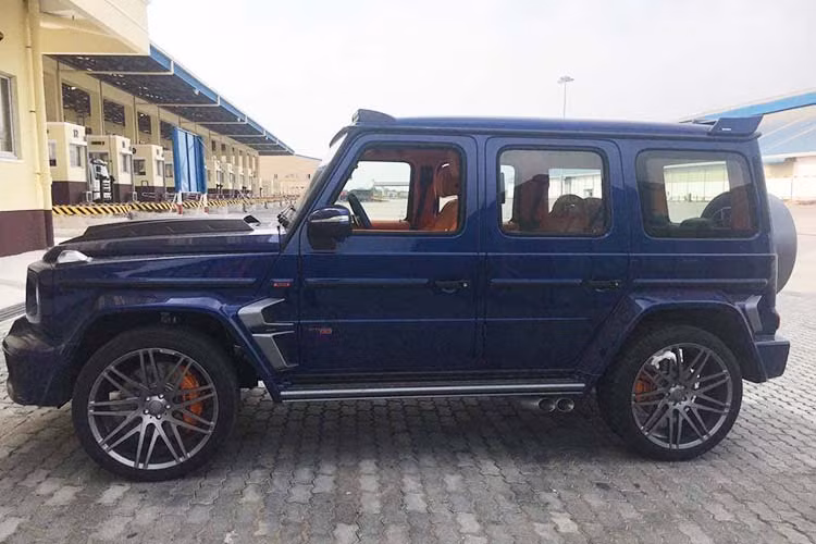 SUV Mercedes-AMG G63 mới độ Brabus 800 Widestar này không giống bất kỳ chiếc G-Class đời mới nào tại Việt Nam thời gian vừa qua. So với phiên bản Mercedes G63 AMG thông thường, Brabus 800 đã được tinh chỉnh đáng kể về thiết kế ngoại thất với gói bodykit thân rộng.