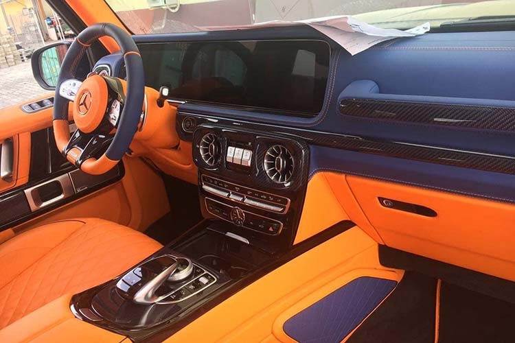 Bên trong nội thất của chiếc Brabus 800 độ từ G63 AMG 2019 được lột xác theo phong cách của thương hiệu thời trang hàng hiệu Hermes. Cụ thể, loại da cao cấp được sử dụng có màu cam làm chủ đạo cực kì nổi bật. Một số chỗ nhấn nhá bằng loại da màu xanh trùng màu ngoại thất. Ngoài ra còn là chất liệu Carbon siêu nhẹ và nhôm cao cấp.