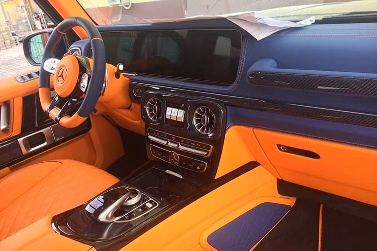 Bên trong nội thất của chiếc Brabus 800 độ từ G63 AMG 2019 được lột xác theo phong cách của thương hiệu thời trang hàng hiệu Hermes. Cụ thể, loại da cao cấp được sử dụng có màu cam làm chủ đạo cực kì nổi bật. Một số chỗ nhấn nhá bằng loại da màu xanh trùng màu ngoại thất. Ngoài ra còn là chất liệu Carbon siêu nhẹ và nhôm cao cấp.