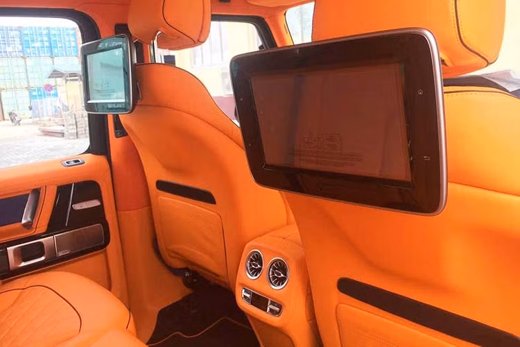 Xe vẫn được trang bị những tiện nghi tương tự bản tiêu chuẩn bao gồm màn hình đôi Widescreen Cockpit 12.3 inch, lỗ thông gió điều hoà kiểu tuabin, hệ thống đèn viền nội thất 64 tùy chọn màu sắc. Một số trang bị nổi bật khác gồm hệ thống âm thanh Burmester, cửa sổ trời chỉnh điện, gói ghế ngồi chỉnh đa hướng chủ động Active Multicontour Seat tích hợp chức năng sưởi ấm, chỉnh điện và ghi nhớ 3 vị trí,...