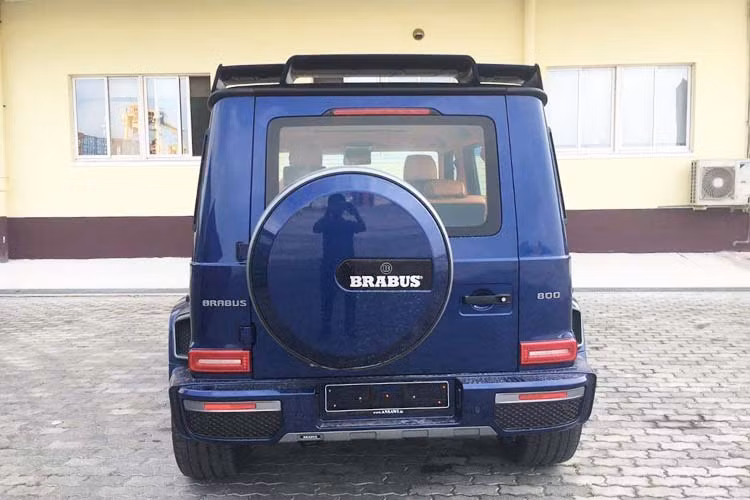 Phần đầu xe sở hữu thiết kế góc cạnh với những đường nét vuông vức, cứng cáp giúp tăng thêm vẻ hầm hố. Bên cạnh đó, Brabus còn bổ sung thêm đèn LED trên nóc xe. Nắp ca-pô xe được thiết kế lại trông dữ dằn hơn với những khe hút gió nổi và làm từ chất liệu Carbon. Ngoài ra, cụm lưới tản nhiệt và cản trước của Brabus 800 cũng được tái thiết kế.
