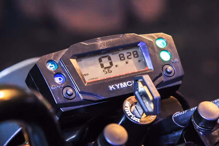 Xe được trang bị đồng hồ với màn hình lcd cỡ nhỏ hiển thị đầy đủ thông tin như; đèn báo, thông số nhiên liêu, tốc độ, vòng tua máy... với kiểu dáng trẻ trung, cá tính. Chìa khoá điện thiết kế ngay sat đồng hồ.