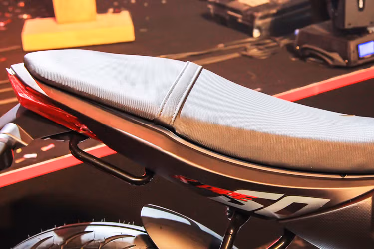 Phần yên xe bọc da và được thiết kế dạng hai tầng cao dàn về phía sau theo đuôi xe, đủ dùng thoải mái cho hai người. K-Pipe 50 có kích thước dài, rộng, cao tương ứng (1.950 x 750 x 1.060)mm, khoảng cách giữa hai trục bánh xe ở mức 1.300 mm.