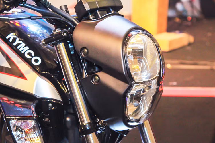 K-Pipe 50 gây ấn tượng với thiết kế đèn pha đôi dọc mang phong cách thiết kế của các dòng xe Châu Âu - mỗi tầng có bóng Halogen riêng biệt cho hai chế độ Pha - Cos. Ngoài ra, mẫu côn tay cỡ nhỏ này còn được thương hiệu xe máy Đài Loan trang bị khung sườn mắt cáo thể thao.